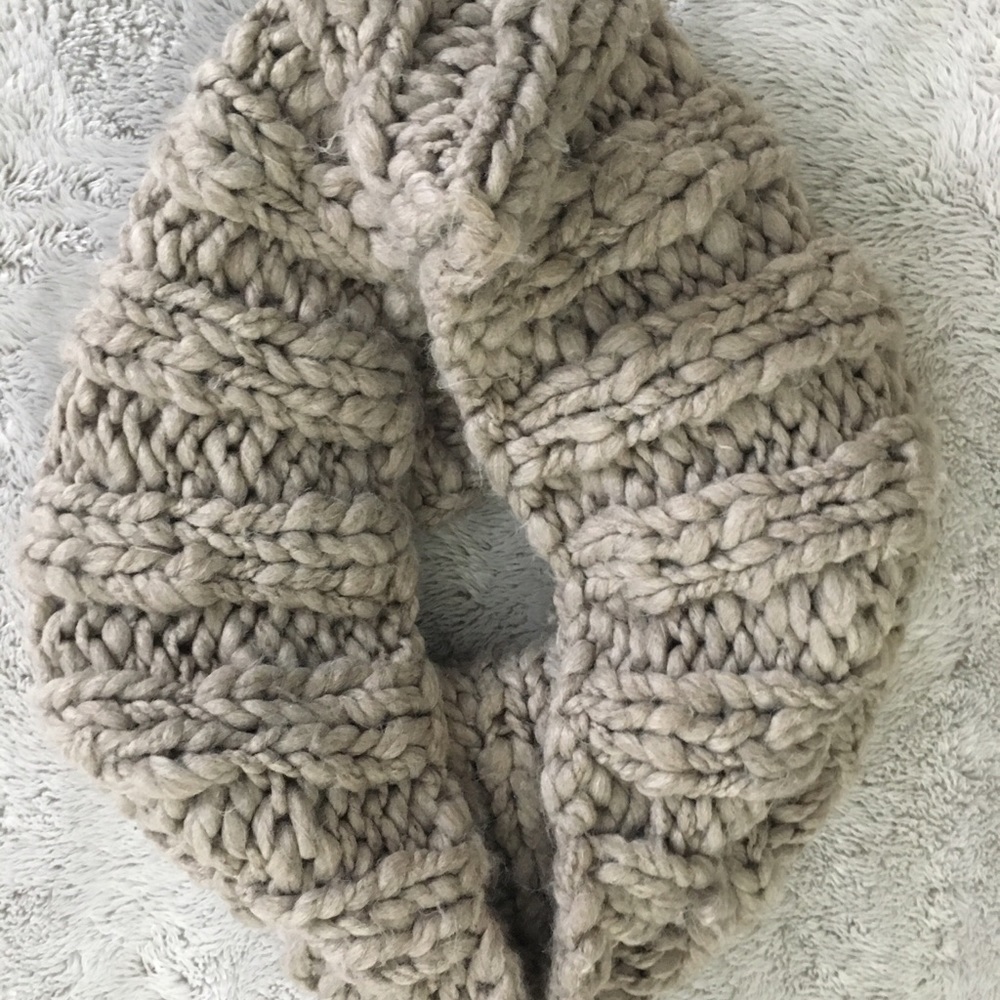 ACCEPTING OFFERS Knitted infinity scarf